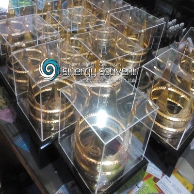 Plakat Miniatur mahkota Kadin Indonesia Yogyakarta.