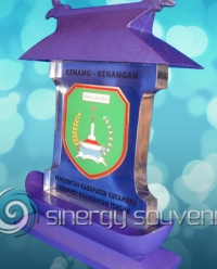 plakat miniatur rumah adat kalimantan