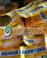 Kalung wisuda kuningan