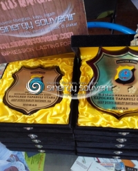 Plakat kayu model perisai